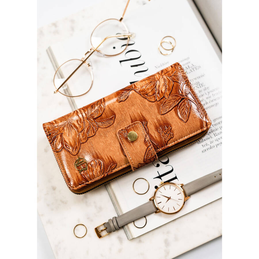 Elegancki portfel damski ze skóry ekologicznej w kolorze brązowym zdobiony kwiatowym tłoczeniem - Rovicky