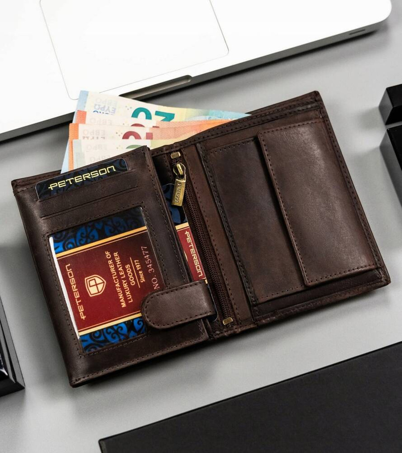Duży, skórzany portfel męski w orientacji pionowej - Peterson