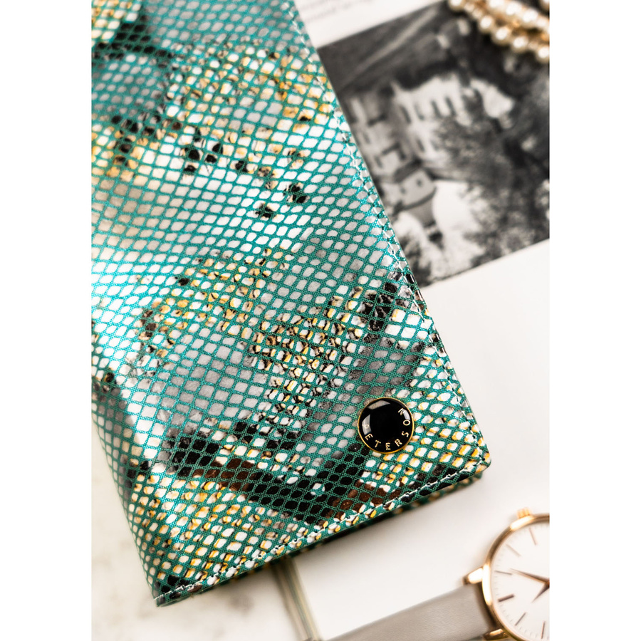 Skórzany, pionowy portfel damski na magnes z fakturą imitującą skórę węża - Peterson