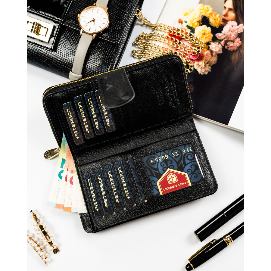 Duży, czarny portfel w orientacji pionowej wykonany ze skóry naturalnej i ekologicznej w czarnym kolorze - Peterson