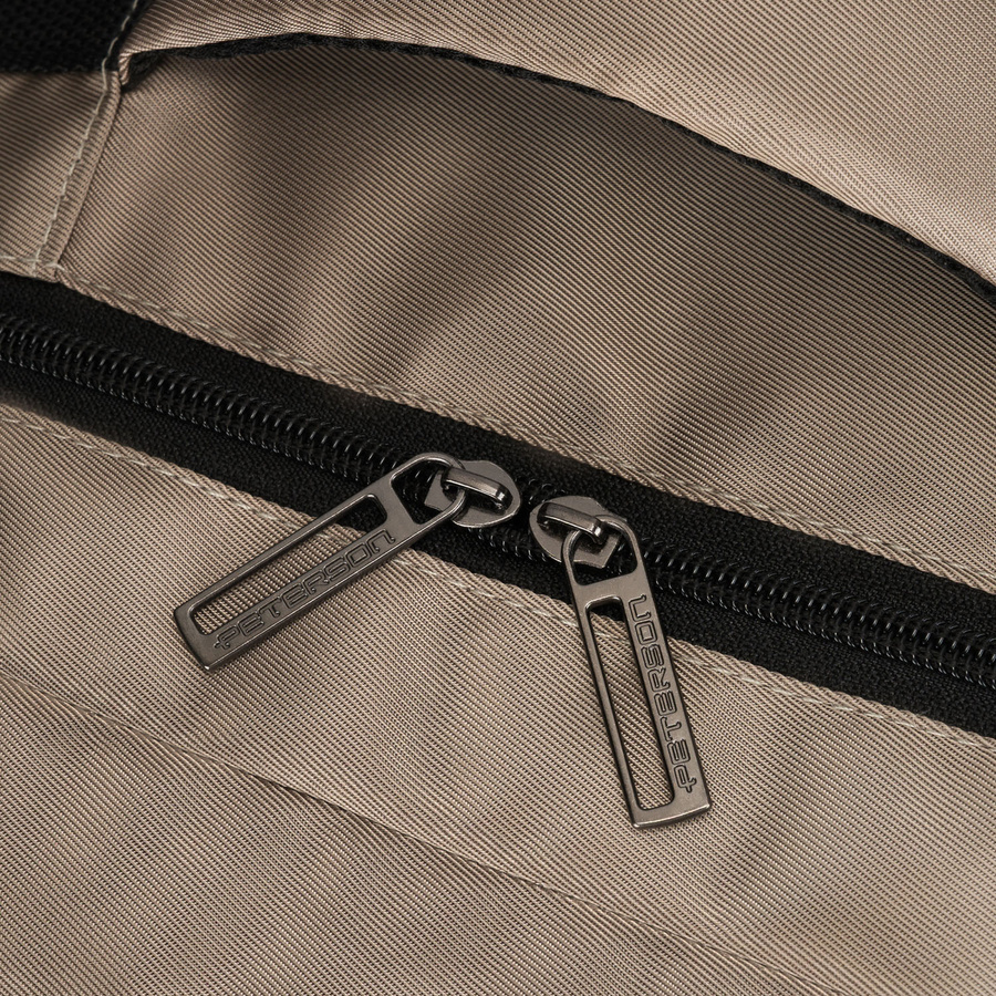 Dwukomorowy, szary plecak podróżny zawieszony na oddychających szelkach - Peterson