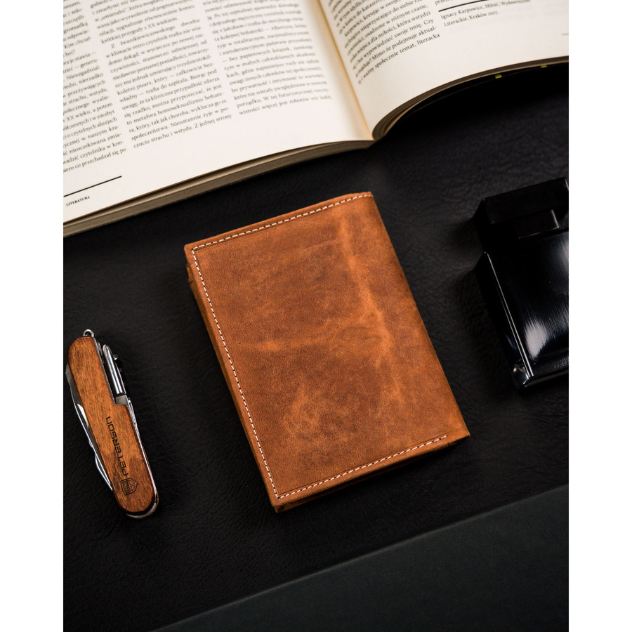 Duży, skórzany portfel męski w kolorze brązowym z tłoczeniem w kształcie konia