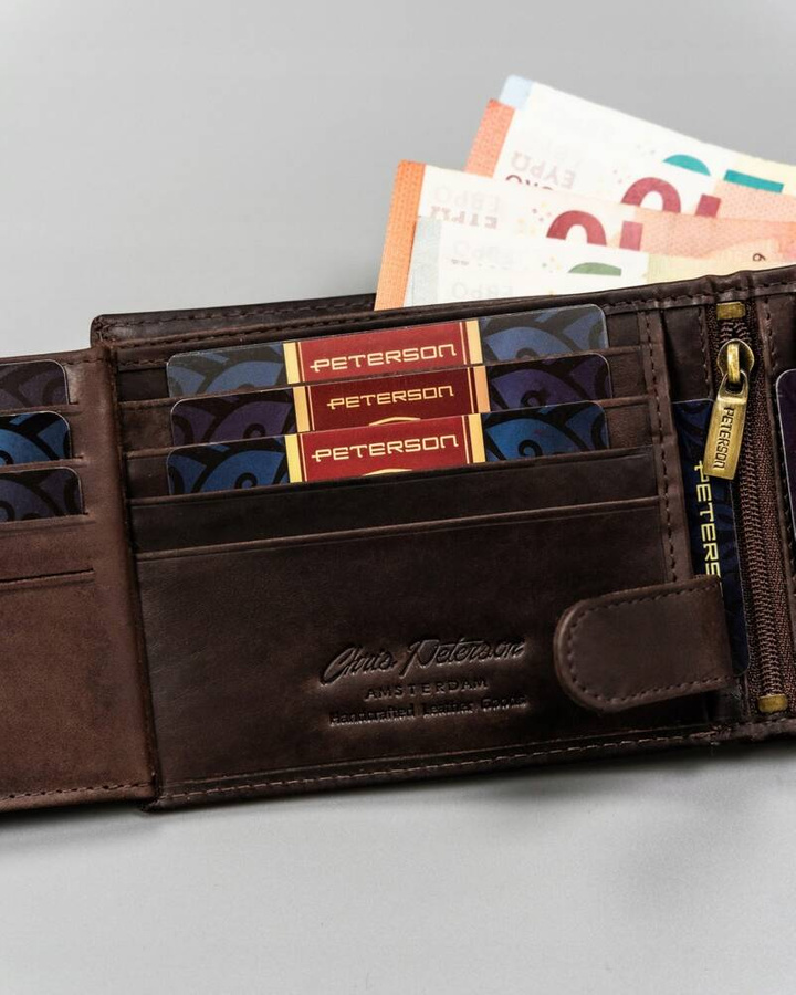 Skórzany portfel męski z ozdobnym tłoczeniem - Peterson