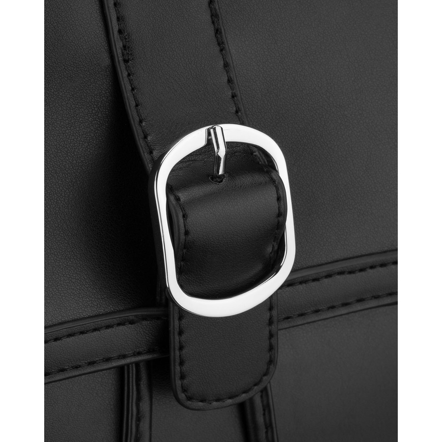 Czarny, niewielki plecak damski ze skóry ekologicznej wyposażony w nóżki ochronne - Rovicky