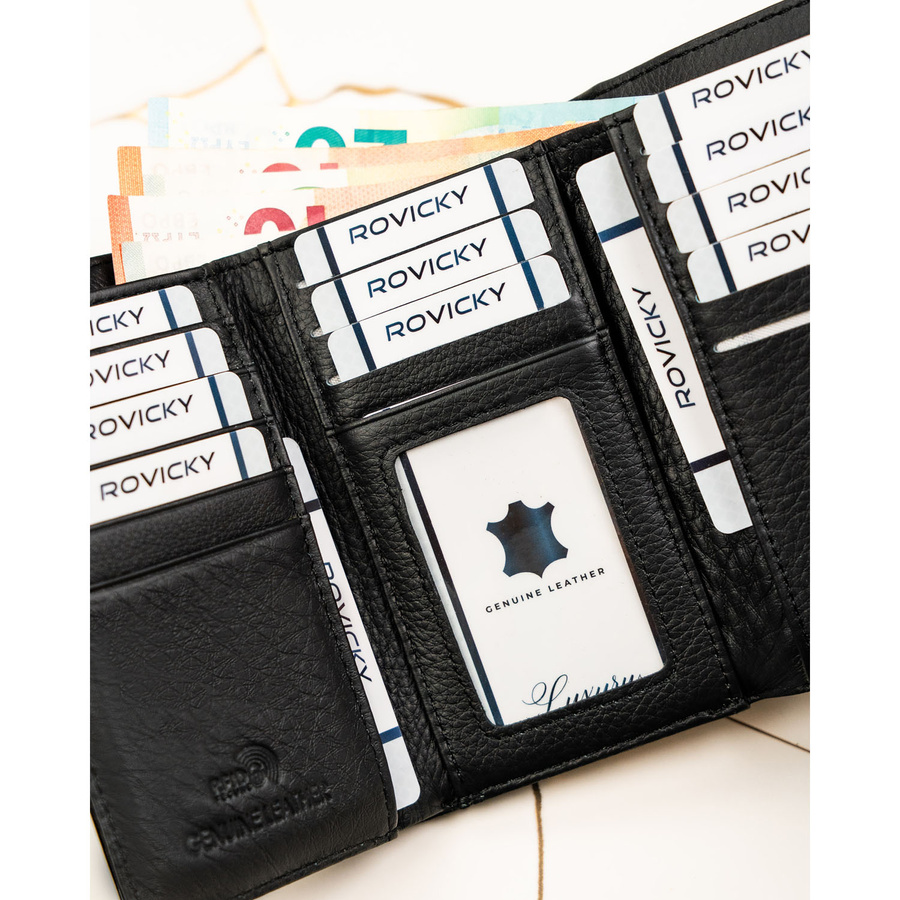 Czarny portfel damski z lakierowanej skóry naturalnej zamykany na zatrzask i bigiel - Rovicky