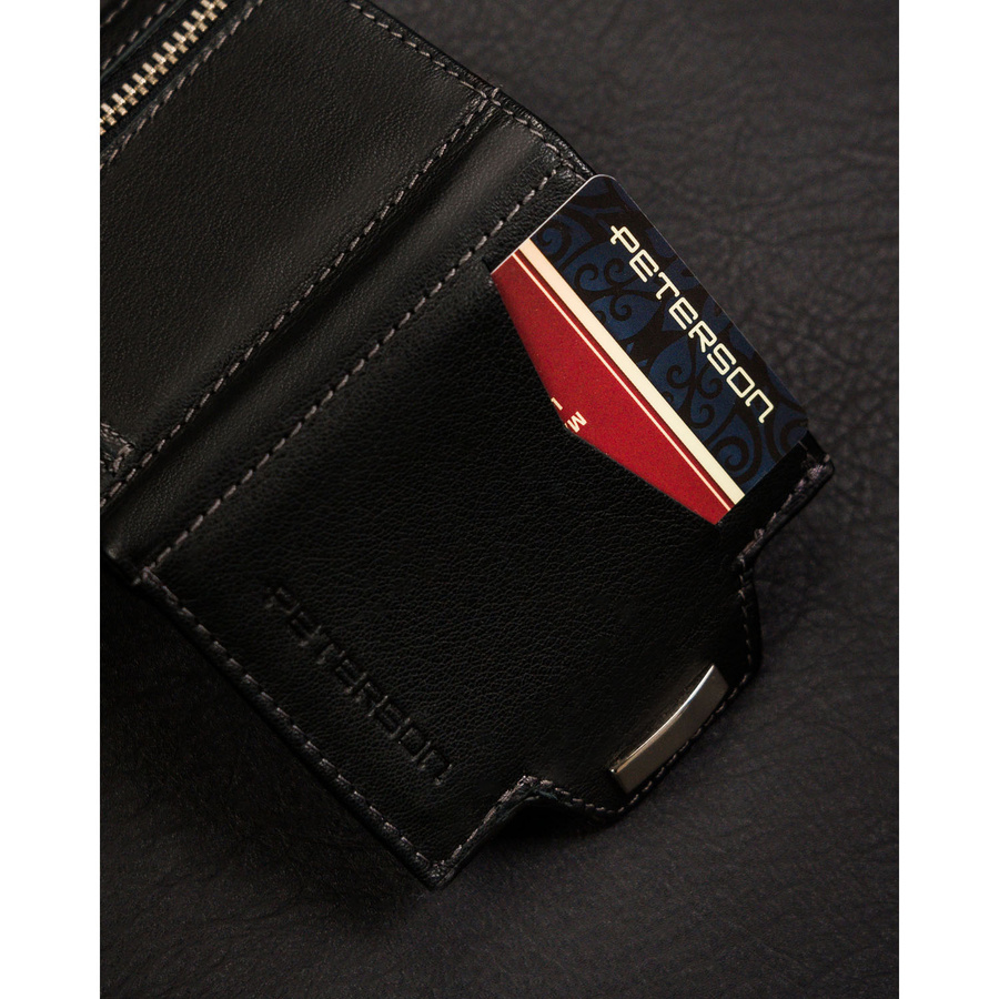 Mały, pionowy portfel męski w czarnym kolorze zamykany na zatrzask - Peterson