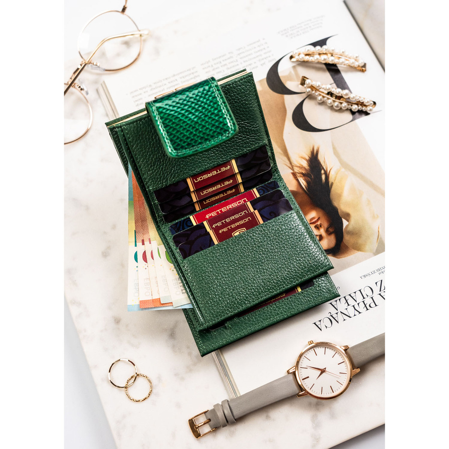Portfel damski wykonany ze skóry naturalnej w zielonym kolorze zamykany zatrzaskiem i biglem - Peterson