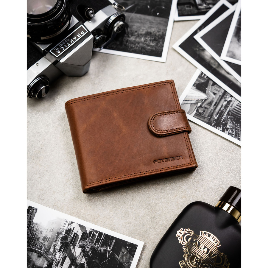 Brązowy, skórzany portfel męski wyposażony w system RFID i zamykany zatrzaskiem - Peterson