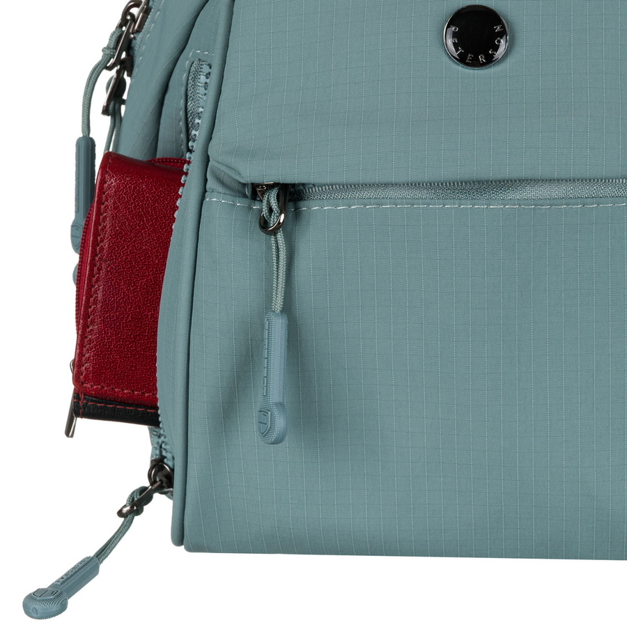 Niewielki plecak damski z poliestru w niebieskim kolorze z kieszonkami zamykanymi na suwak - Peterson