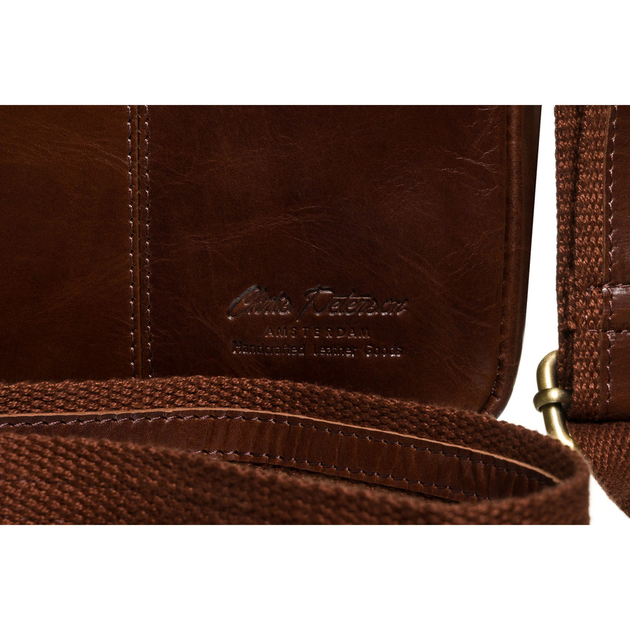 Skórzana listonoszka męska w brązowym kolorze, zamykana na złoty suwak w zestawie z saszetką - Peterson