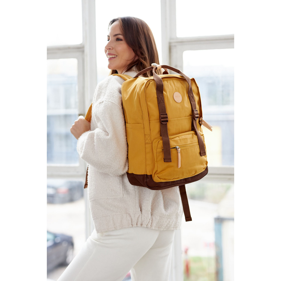 Plecak miejski w żółto-brązowym kolorze z przegrodą na laptopa zamykany suwakami - Himawari