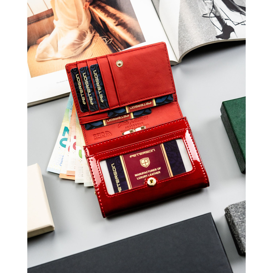 Skórzany lakierowany portfel damski na zatrzask w czerwonym kolorze - Peterson