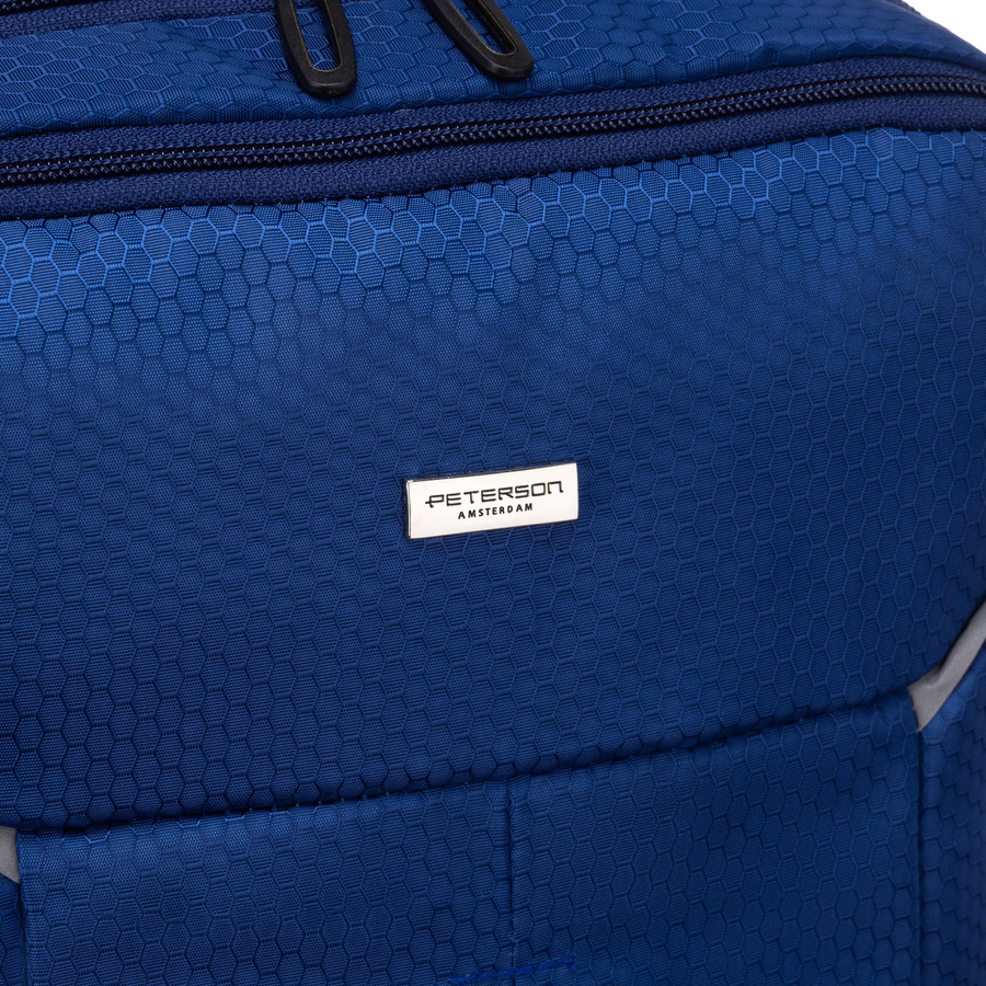 Granatowy plecak z poliestru wyposażony w oddychające szelki - Peterson