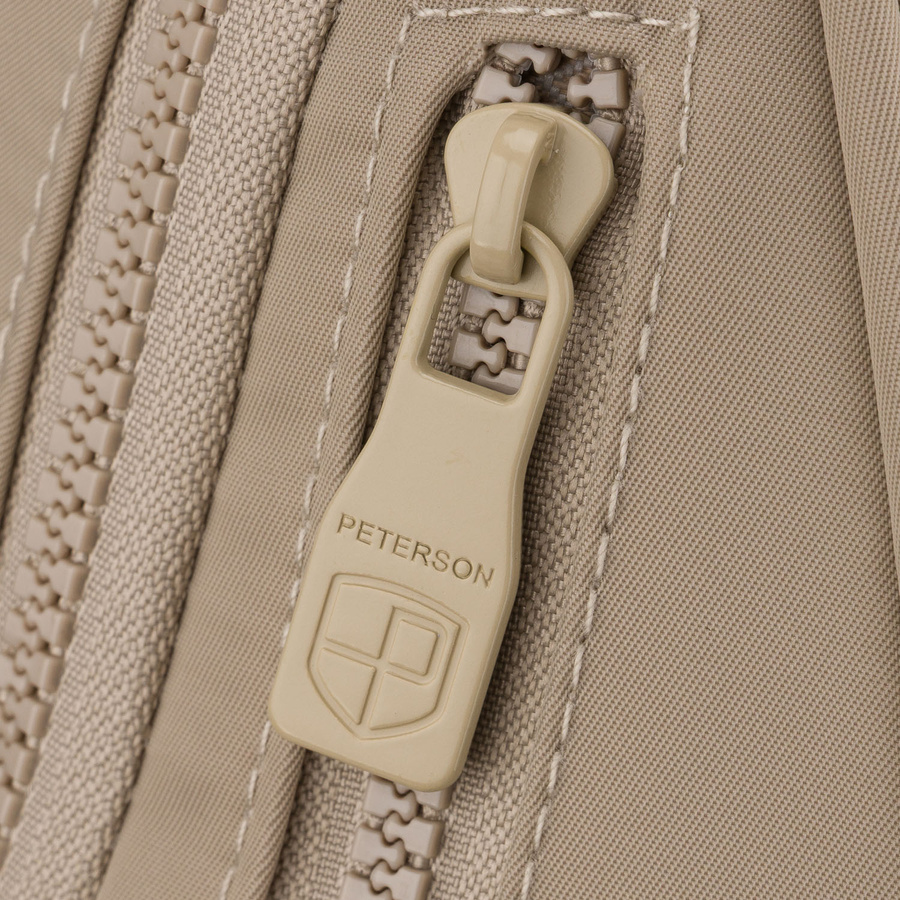 Miejski plecak damski wykonany z poliestru w kolorze ecru, wyposażony w dodatkowy pasek - Peterson