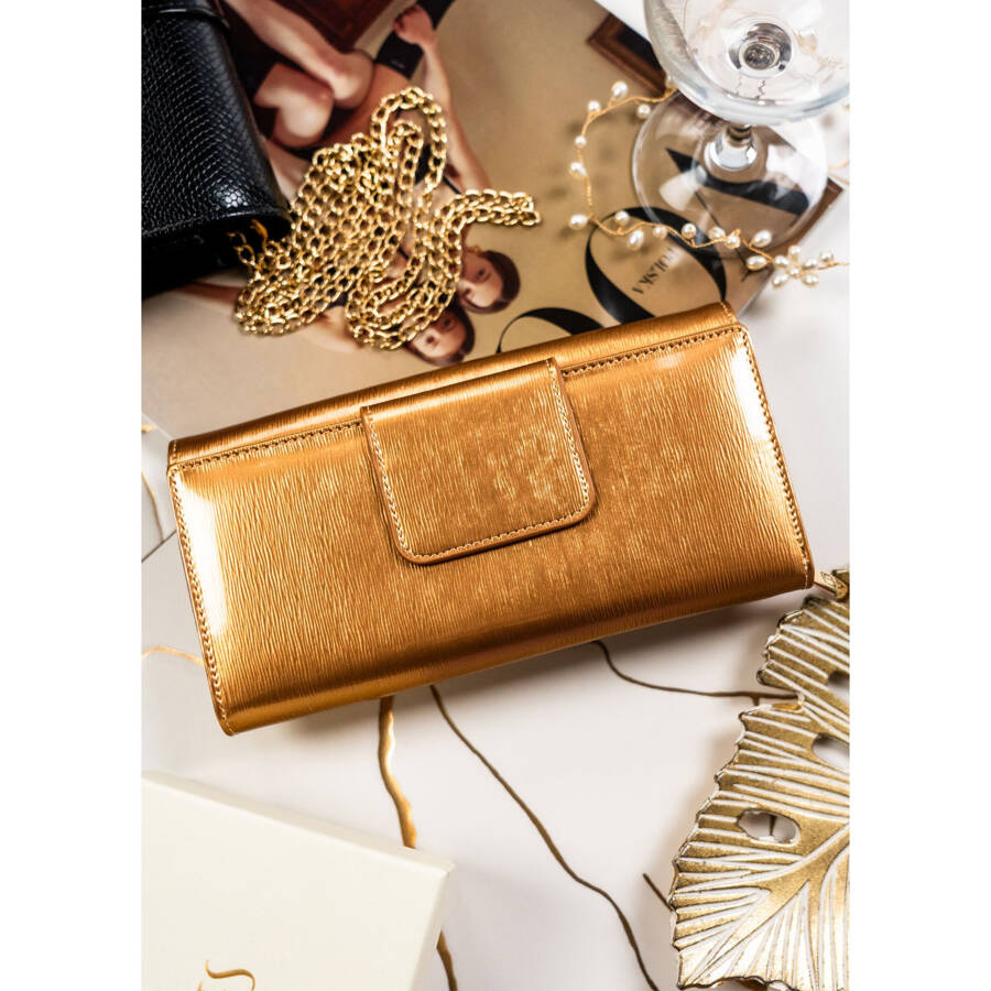 Elegancki portfel damski w kolorze złota z lakierowanej skóry - Peterson