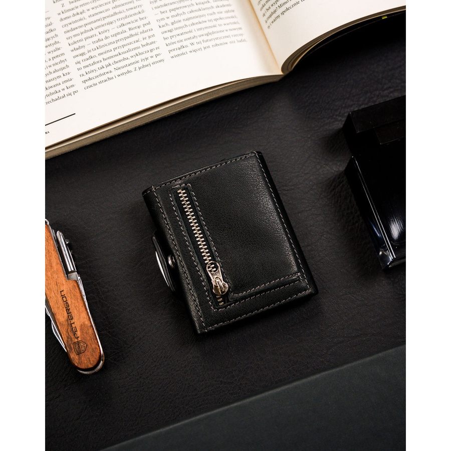 Mały, pionowy portfel męski w czarnym kolorze zamykany na zatrzask - Peterson