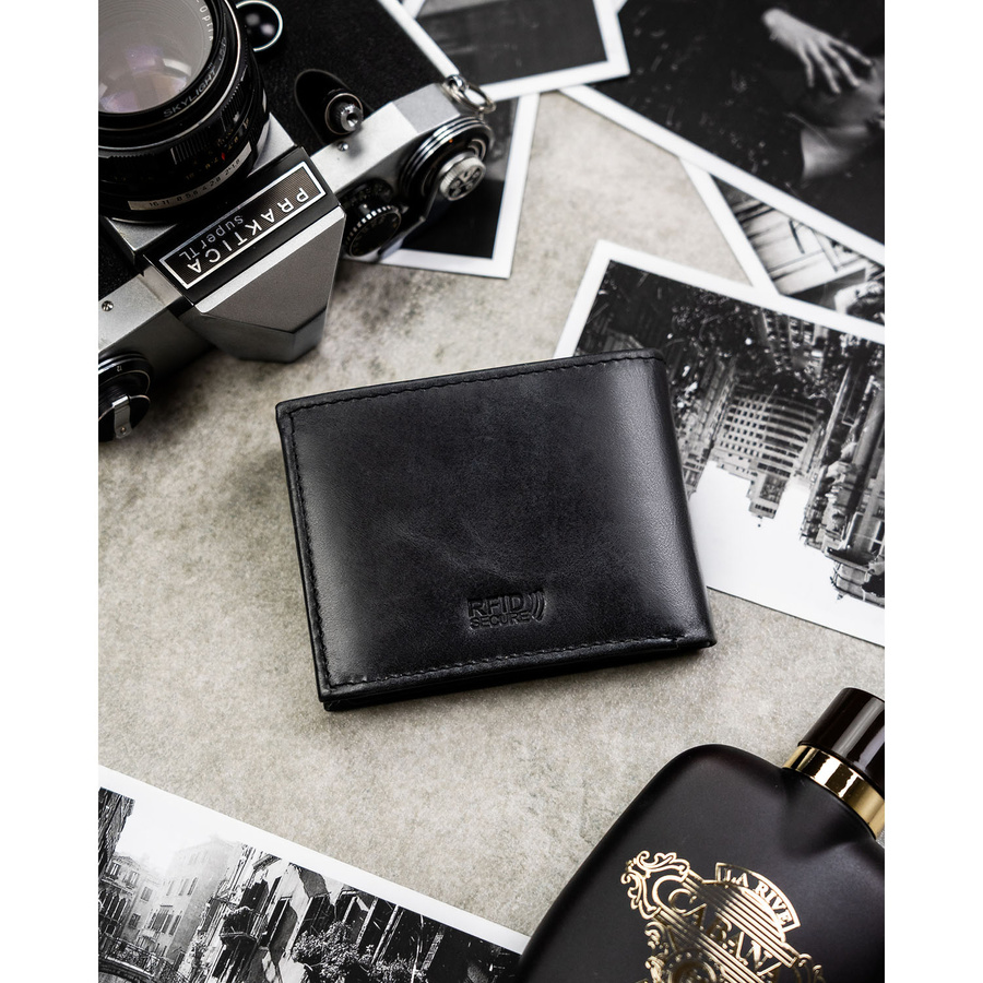 Czarny portfel męski ze skóry naturalnej bez zapięcia zewnętrznego - Peterson