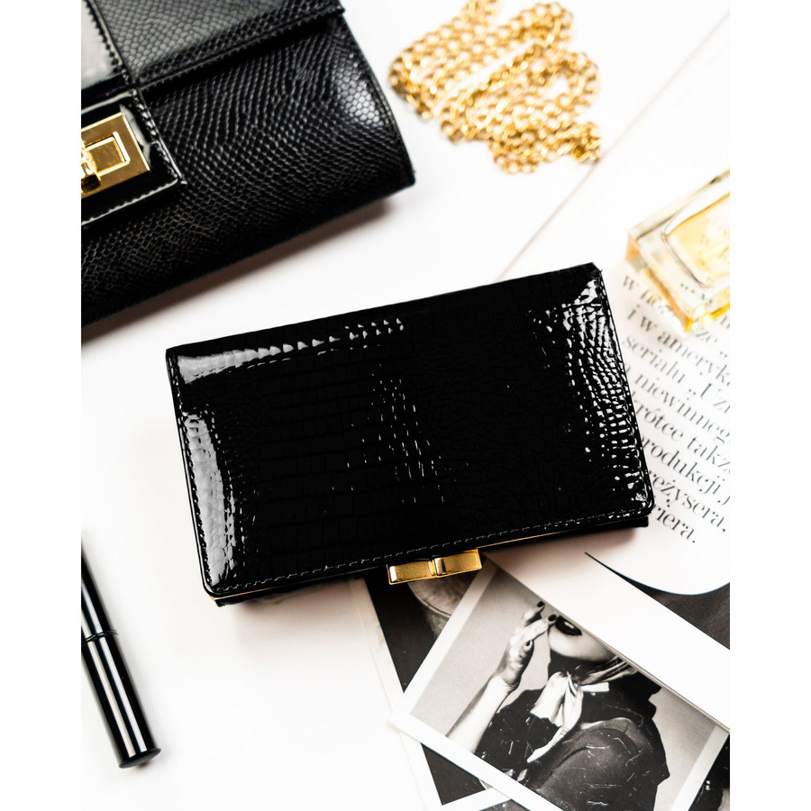 Średni portfel damski ze skóry naturalnej w czarnym kolorze zamykany na bigiel i zatrzask - Rovicky