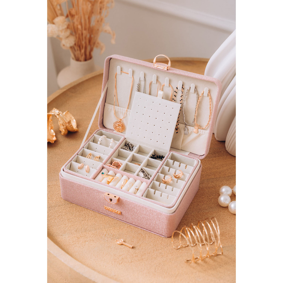 Elegancka szkatułka w różowym kolorze zamykana na zatrzask i kluczykiem - Peterson