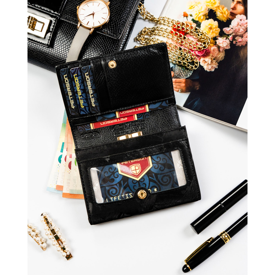 Poziomy portfel damski ze skóry naturalnej i ekologicznej w czarnym kolorze zamykany zatrzaskiem - Peterson