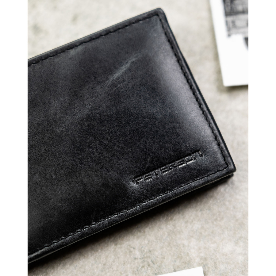 Czarny portfel męski ze skóry naturalnej bez zapięcia zewnętrznego - Peterson