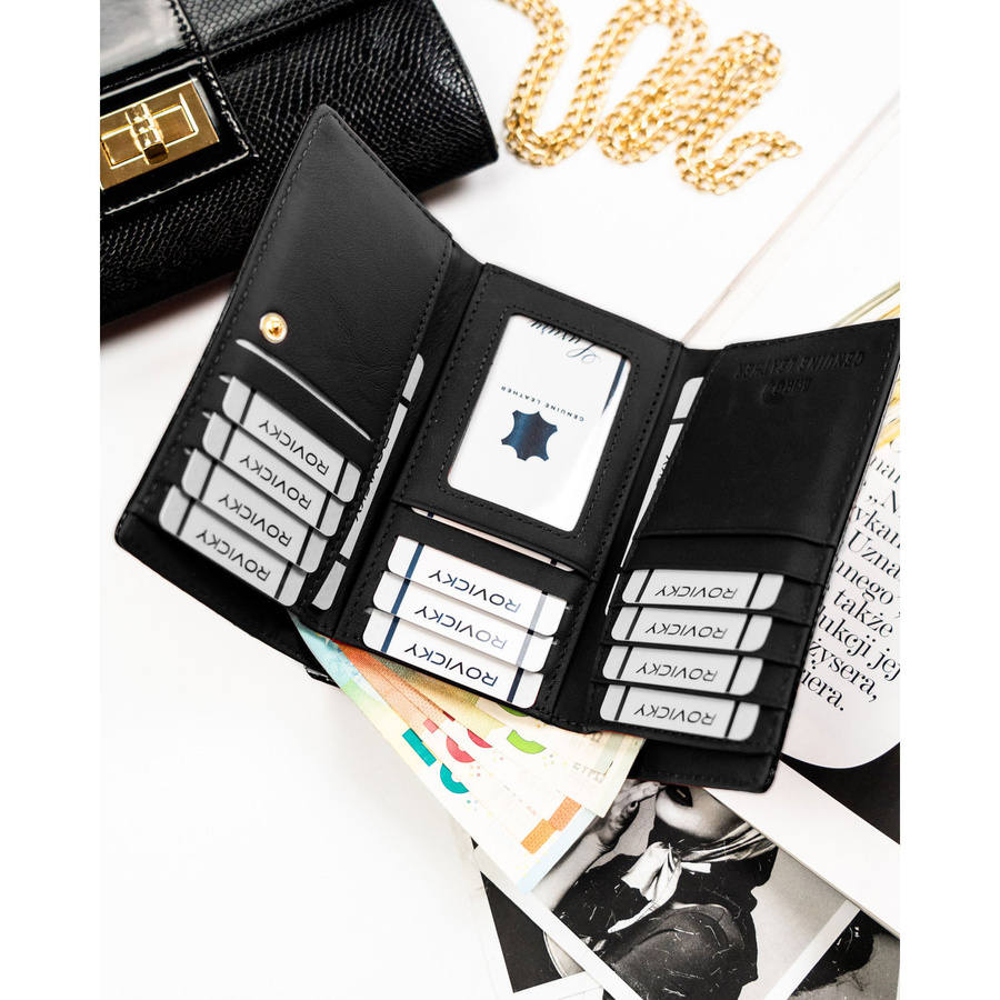 Średni portfel damski ze skóry naturalnej w czarnym kolorze zamykany na bigiel i zatrzask - Rovicky