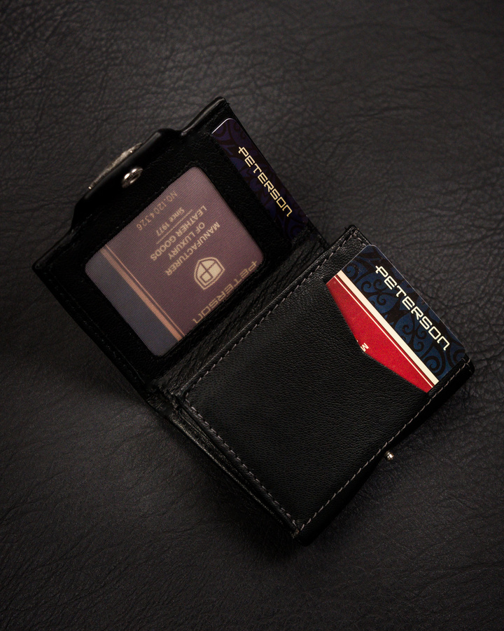 Mały, skórzany, pionowy portfel męski w czarnym kolorze na zatrzask - Peterson