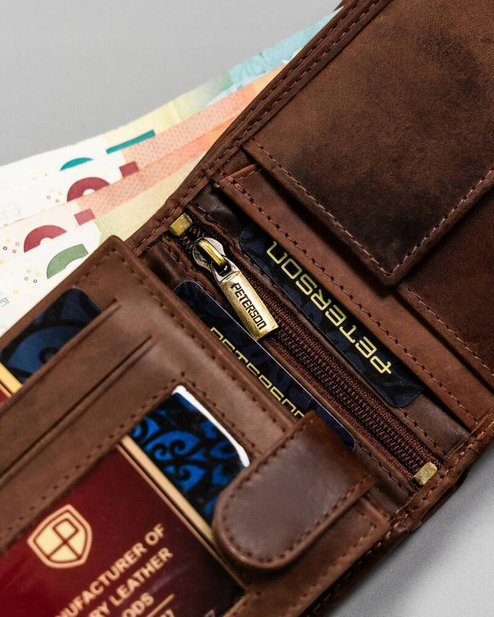 Skórzany portfel męski z ozdobnym tłoczeniem - Peterson