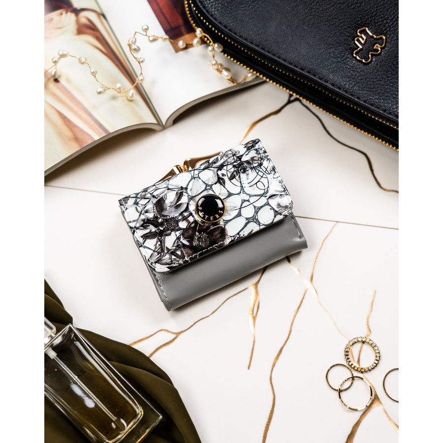 Mały portfelik damski ze skóry naturalnej w dominującym czarnym kolorze - Peterson