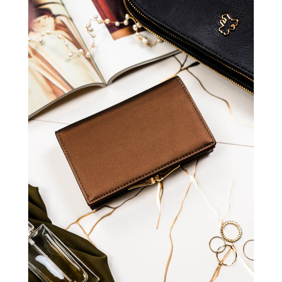 Portfel damski wykonany ze skóry naturalnej i ekologicznej w brązowym kolorze - Peterson