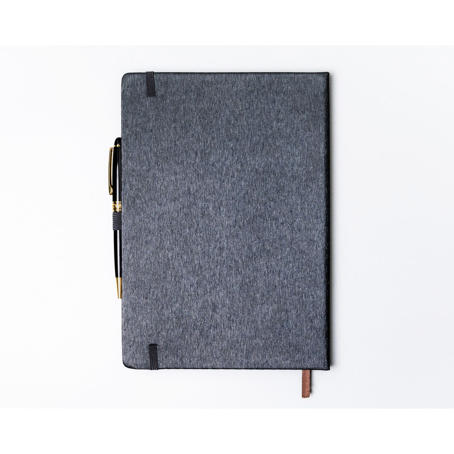 Notes w formacie B5 w szarym kolorze, zadrukowany w kropki i wyposażony w gumkę zamykającą - Peterson