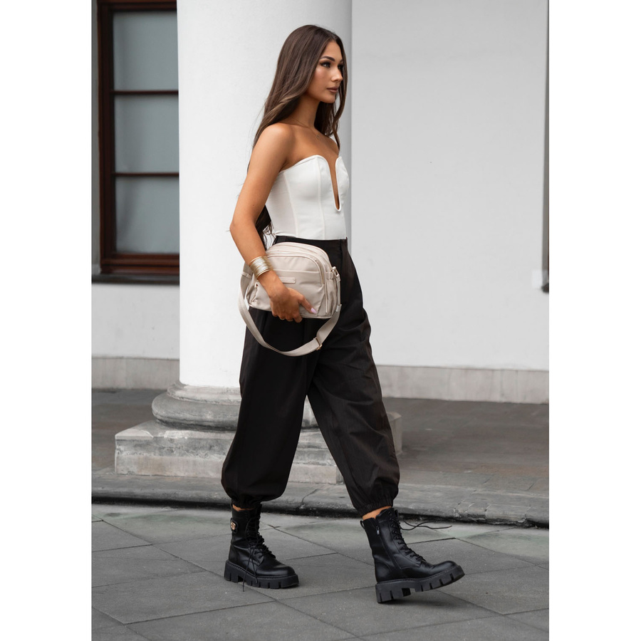 Nylonowa, beżowa listonoszka damska z sześcioma dodatkowymi kieszeniami - Peterson