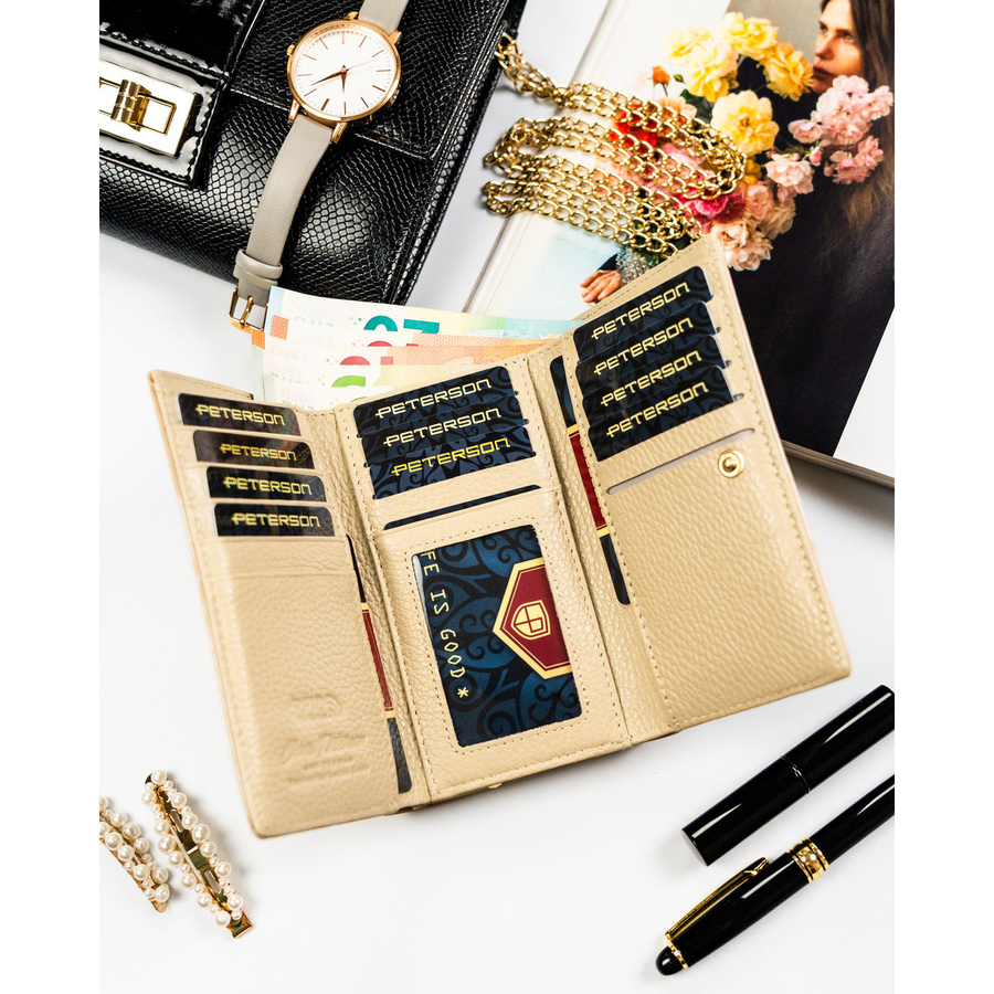 Beżowy portfel damski ze skóry naturalnej i ekologicznej w roślinny wzór, zamykany na bigiel i zatrzask - Peterson