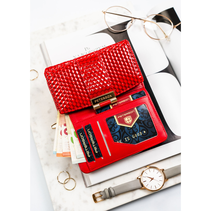 Czerwony, lakierowany portfel damski wykonany ze skóry ekologicznej o przestrzennej fakturze - Peterson