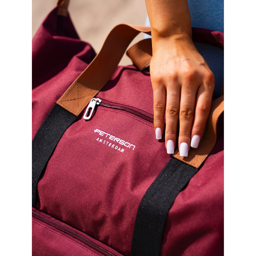 Pojemna torba weekendowa wykonana z poliestru w burgundowym kolorze, zamykana suwakiem - Peterson