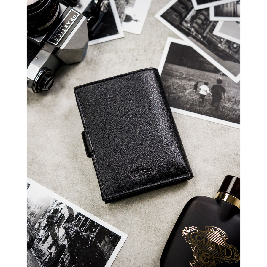 Zestaw prezentowy: skórzany, pionowy portfel męski w czarnym kolorze z systemem RFID i pasek ze skóry ekologicznej - Peterson