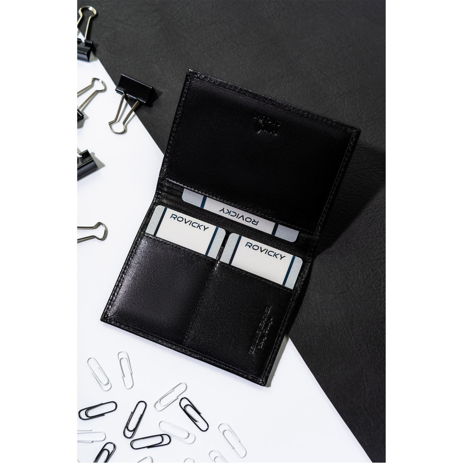 Klasyczny portfel męski w czarnym kolorze w orientacji pionowej - Rovicky
