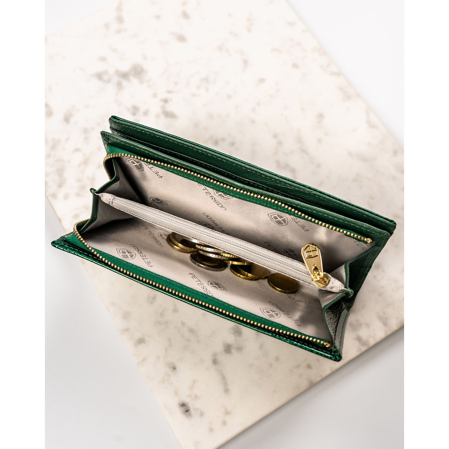 Pionowy portfel damski na magnes i zamek wykonany ze skóry naturalnej w zielonym kolorze - Peterson