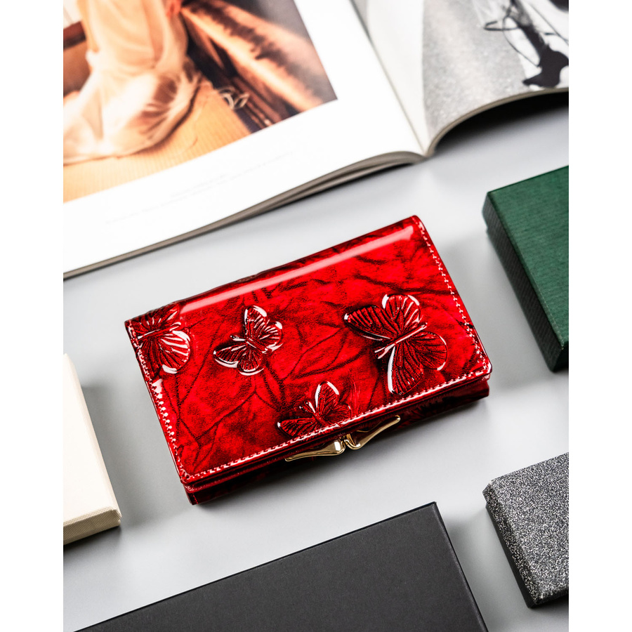 Portfel damski ze skóry naturalnej w czerwonym kolorze, zamykany biglem i zatrzaskiem - Peterson