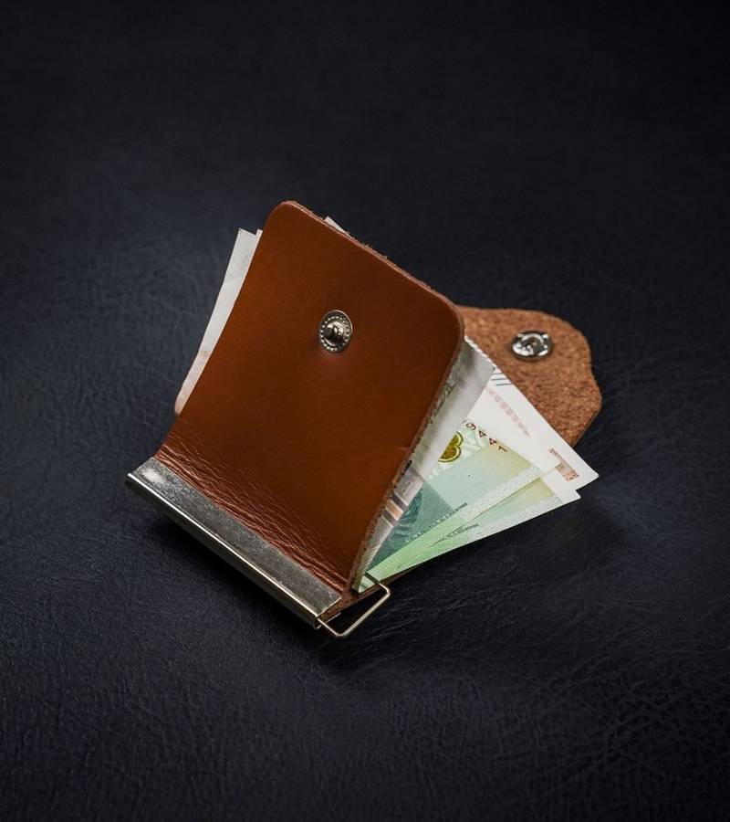 Prostokątna banknotówka ze skóry naturalnej z metalową krawędzią