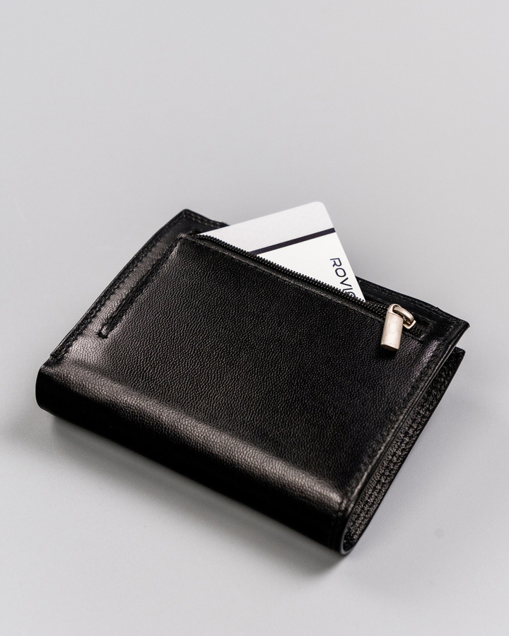 Skórzany portfel damski z ozdobnym zapięciem - Rovicky